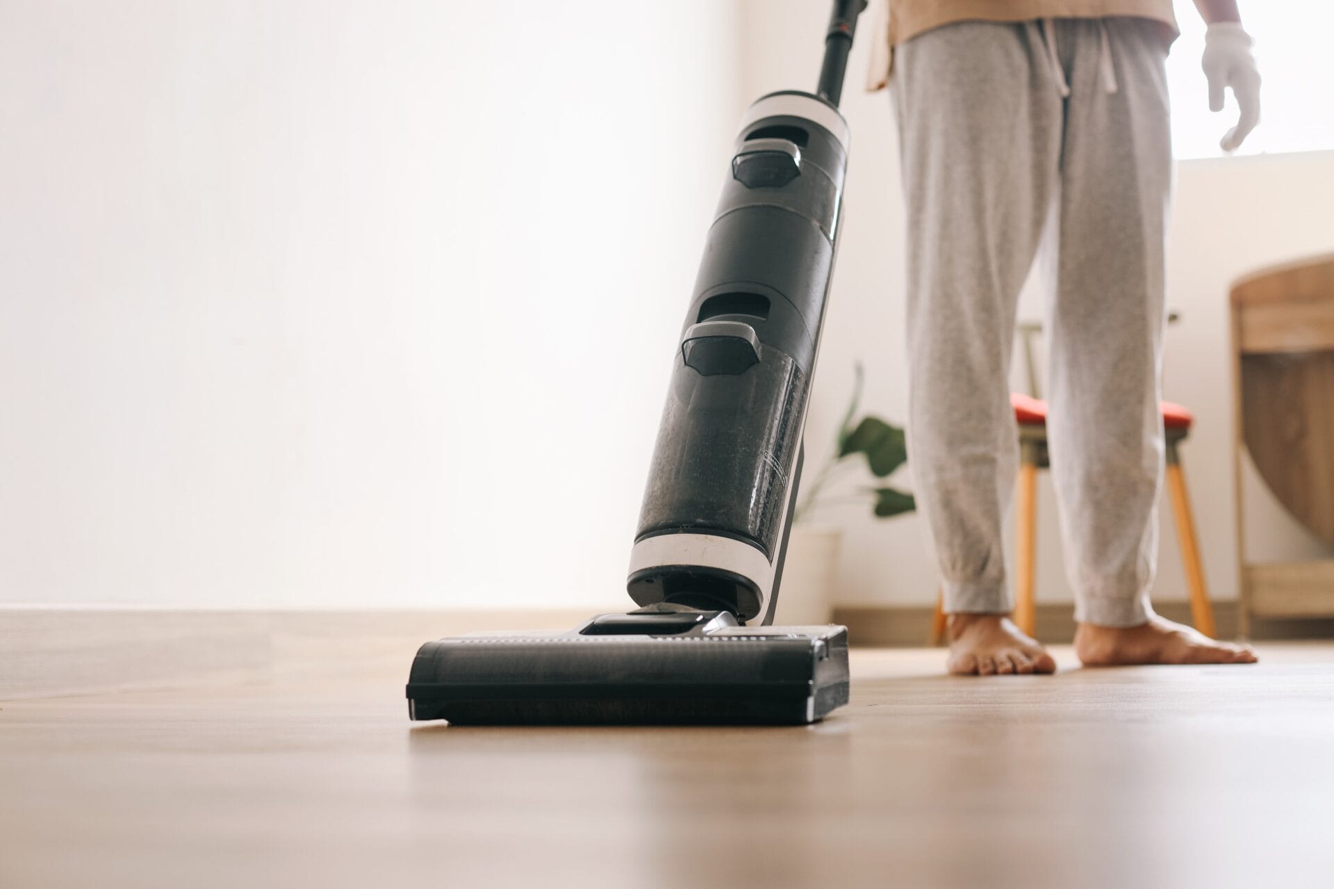 man-vacuuming-the-floor-2025-01-27-10-57-48-utc-min